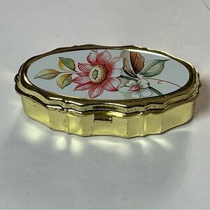 NWOT small metal sewing kit.  Pretty flowers on top of kit.  Perfect for gifts!